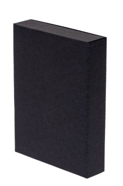 Hediye kutusu izole edildi. Beyaz arka planda izole edilmiş siyah kapalı bir karton kutunun yakın çekimi. Doğum günü, sevgililer günü, yıldönümü ya da diğer tatiller. Makro fotoğraf.