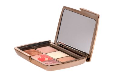 Kozmetik ürünleri izole edilmiş. Beyaz bir arka planda izole edilmiş, çeşitli yanak ya da yüz pudrası içeren zarif, açık bir kutunun yakın çekimi. Kızartıcı ve bronzlaştırıcı. Makyaj konsepti.