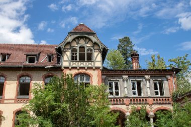 BEELITZ, GERMANY - 30 Haziran 2020: Almanya 'da kayıp bir yer Berlin yakınlarındaki Beelitz' de terk edilmiş ünlü hastane ve tüberküloz sanatoryumudur. Park popüler bir gezi yeridir..