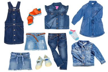 Beyaz arka planda kot pantolon koleksiyonu. Mavi kot pantolon, ceket, etek, yelek, kısa pantolon ve beyaz arka planda izole edilmiş kızlar için elbise koleksiyonu. Çocuklar bahar ve yaz modası. 