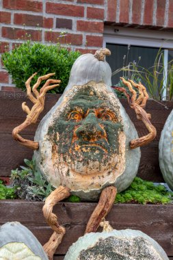 KLAISTOW, Almanya - 22 Ekim 2020: Berlin-Brandenburg 'un 2020' deki en büyük balkabağı sergisi temalı Balkabağı, Masallar ve Fanteziler. Renkli balkabaklarından yapılmış balkabağı figürlerine hayran olunabilir..