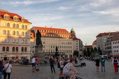 DRESDEN, Saksonya, GERMANY - 22 AĞUSTOS 2020: Friedrich August II Anıtı, Steigenberger Hotel Saksonya ve diğer lüks binaların bulunduğu Dresden 'deki yeni pazara bir bakış. Turistler için popüler bir gezi yeri.