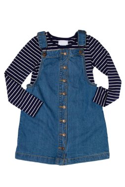 Beyaz bir arka planda izole edilmiş küçük kız için çizgili tişörtlü, kolsuz, mavi bir kot elbise. Çocuklar için kot pantolon modası.