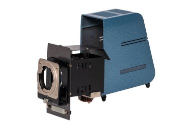 Vintage projektör. Beyaz arka planda izole edilmiş slayt ve film şeritlerini görmek için eski mavi gri projektörün yakın çekimi. Projektör bakım ve temizlik için açık..