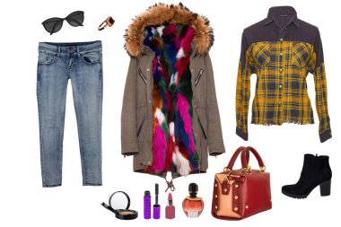 Kolaj kadın kıyafetleri. Lüks ve zarif bayan moda ceketi, bluz ya da gömlek, el çantası, kot pantolon, ayakkabı ve beyaz arka planda izole edilmiş diğer aksesuarlar. Son moda eğilimleri.