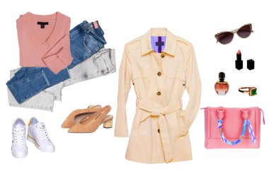 Kolaj kadın kıyafetleri. Şık ve modaya uygun bir kadın ceketi, ayakkabı ve spor ayakkabı, bir süveter, bir el çantası, beyaz arka planda izole edilmiş kazaklı kot pantolon, ruj ve diğer aksesuarlar. Son moda eğilimleri.