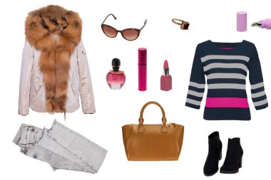 Kolaj kadın kıyafetleri. Lüks ve şık kadın kışlık ceket takımı, bir süveter, bir el çantası, bir kot pantolon, ayakkabılar ve beyaz arka planda izole edilmiş diğer aksesuarlar. Son moda eğilimleri.