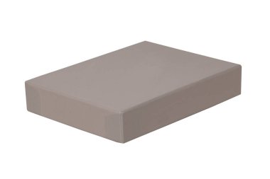 Hediye kutusu izole edildi. Beyaz arka planda izole edilmiş gri kapalı bir karton kutunun yakın çekimi. Doğum günü, sevgililer günü, yıldönümü ya da diğer tatiller. Makro fotoğraf.