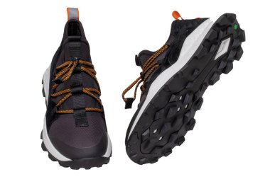 Siyah ayakkabılı adam. Siyah spor ayakkabıları ya da beyaz arka planda izole edilmiş spor ayakkabıları. Zarif ve modaya uygun erkek ayakkabıları. Makro.