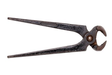 Marangoz aletleri izole edilmiş. Tahtadan çivi çıkarmak için kullanılan paslı pense. Kesme yolu. Antika araçların makrosu.