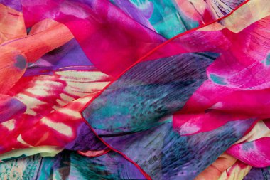 İpek dokusu. Çok güzel katlanmış ipek eşarp ya da desenli başörtüsü.. 