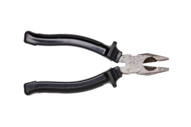 Kerpeten izole edildi. Beyaz arka planda izole edilmiş siyah saplı paslı, iyi kullanılmış metal bir pense. Makro fotoğraf.