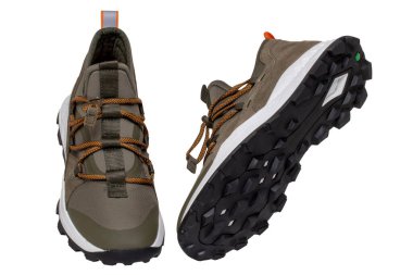 Siyah ayakkabılı adam. Siyah spor ayakkabıları ya da beyaz arka planda izole edilmiş spor ayakkabıları. Zarif ve modaya uygun erkek ayakkabıları. Makro.