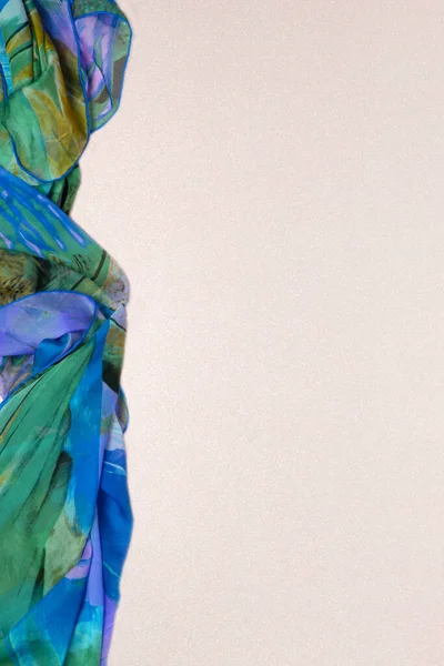 絹の国境だ 鮮やかな輝く背景に美しく折り畳まれた多色のシルクスカーフのクローズアップ トップビュー 空のフレーム フラットレイアウト コピースペース — ストック写真