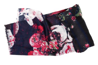 Eşarp izole edildi. Çok güzel katlanmış çok renkli bir eşarp ya da beyaz bir arka planda izole edilmiş çiçek desenli başörtüsü. Üst görünüm, düz görünüm, kopyalama alanı.