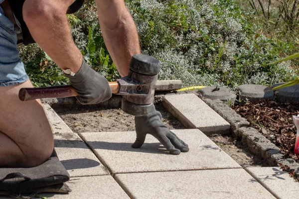 Een Professionele Bestrating Werknemer Leggen Patio Platen Een Grind Bed — Stockfoto