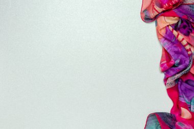 İpek dokusu arkaplanı. Çok güzel katlanmış, parlak bir arka planda deseni olan çok renkli ipek bir eşarp. Üst görünüm, boş çerçeve, düz görünüm, boşluğu kopyala.