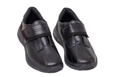 Siyah ayakkabılı adam. Siyah spor ayakkabıları ya da beyaz arka planda izole edilmiş spor ayakkabıları. Zarif ve modaya uygun erkek ayakkabıları. Makro.