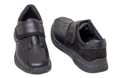 Siyah ayakkabılı adam. Siyah spor ayakkabıları ya da beyaz arka planda izole edilmiş spor ayakkabıları. Zarif ve modaya uygun erkek ayakkabıları. Kesme yolu. Makro.