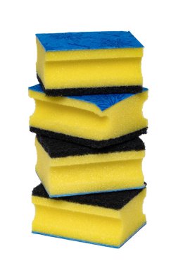 Beyaz arka planda izole edilmiş bir yığın ya da çeşitli renkli süngerler ya da temizleme pedleri. Ev işi konsepti. Üst Manzara. Makro.