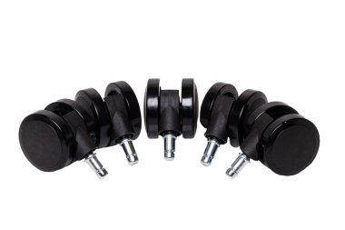 Yedek parçalar izole edilmiş. Beyaz arka planda izole edilmiş bir ofis ya da bilgisayar koltuğu için beş siyah plastik tekerlek. Makro.