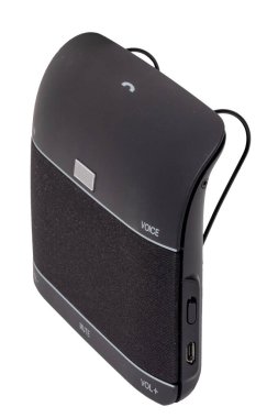 Bluetooth cihazları. Bluetooth kulaklıklı, mikrofonlu, hoparlörlü, beyaz bir arka planda izole edilmiş telefon ve müzik akışına yakın çekim. Kesme yolu. Makro.