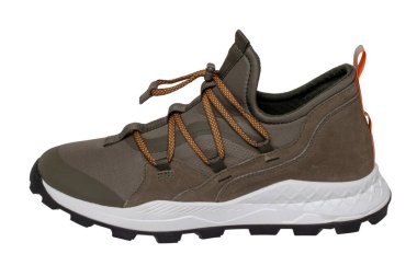 Erkek spor ayakkabısı. Tek bir kahverengi spor ayakkabısına ya da beyaz arka planda izole edilmiş spor ayakkabısına yakından bakın. Kesme yolu. Zarif ve modaya uygun erkek ayakkabıları. Makro.