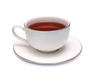 Kahveli kahve. Beyaz arka planda izole edilmiş sade kahveyle altın kaplamalı, zarif beyaz bir seramik fincana yakın plan. Sabah kahvesi kavramını. Makro.