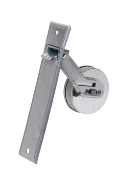 Beyaz arka planda izole edilmiş paten kepenk olmadan floş montajı için kemer camına yakın çekim. Patenler yedek jaluzileri kapatıyor. Makro.