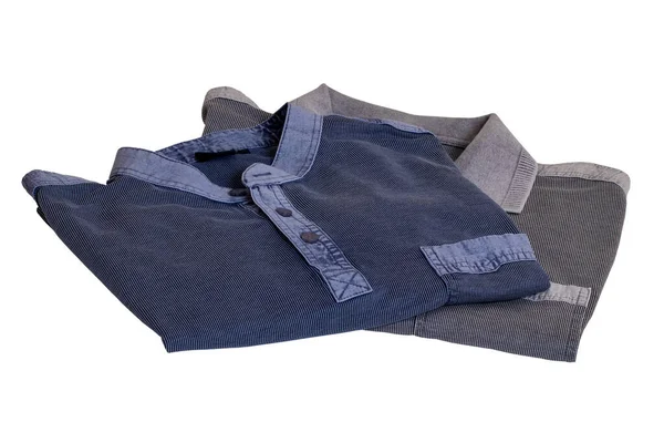 찌그러진 셔츠가 배경에 고립된 민스를 줄무늬 셔츠와 줄무늬 청바지의 맥크로 — 스톡 사진