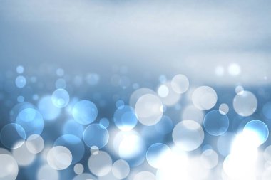 Soyut okyanus arkaplanı. Parlak dalgaları ve açık mavi bulutlu gökyüzü olan soyut mavi turkuaz tropikal okyanus. Yaz tatilleri ve seyahat reklamları için güzel bir zemin..