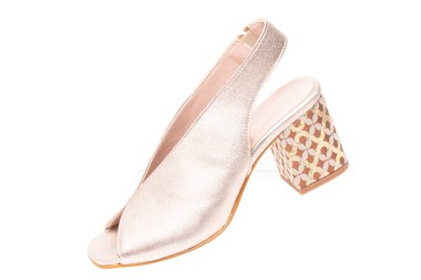 Kadın çizmeleri ve ayakkabıları. Beyaz arka planda izole edilmiş tek bir zarif kadın platin renkli yüksek topuklu ayakkabı. Kadın ayakkabısı modası. Makro.