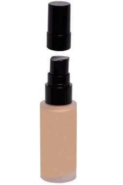 Kozmetik vakfı izole edilmiş. Beyaz arka planda sıvı deri temeli olan açık bir cam şişenin yakın çekimi. Nemlendirici ve toner kremi konsepti. Makro.