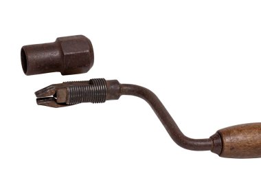 Antika el matkabı izole edildi. Eski bir meme lir matkabının matkap ucunu kıskaçlamak için açılan matkabın yakın plan çekimi. Makro.