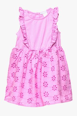 Yaz elbisesi ıssız. Beyaz arka planda izole edilmiş güzel pembe kolsuz bir bebek elbisesi. Çocuklar bahar modası. Makro.