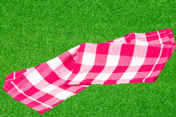 Rode Picknickdeken Rood Geruite Picknickdoek Wazig Zon Overstroomd Weelderig Gras — Stockfoto