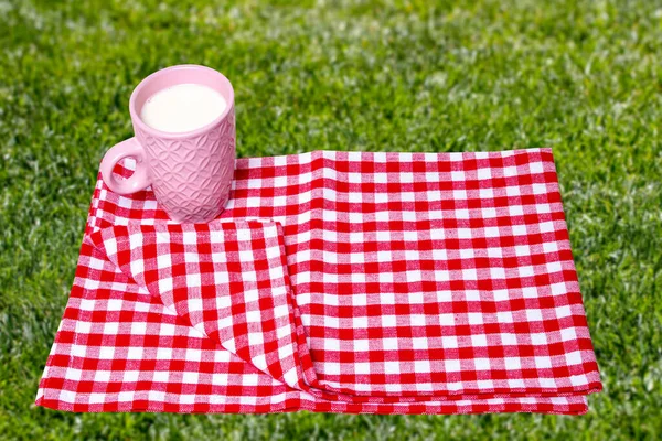 Lege Ontbijtdeken Close Van Een Roze Keramische Mok Met Melk — Stockfoto