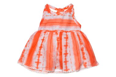 Yaz elbisesi ıssız. Beyaz arka planda izole edilmiş turuncu, beyaz, kolsuz, güzel bir bebek elbisesi. Çocuklar bahar modası.