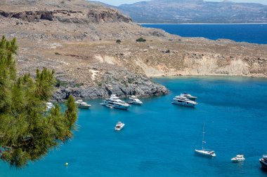 LINDOS, Yunanistan - Haziran 05, 2021. Lindos 'taki Akropolis' ten Lindos 'un eteklerinde tekneleri ve yatları olan güzel bir göl manzarası..
