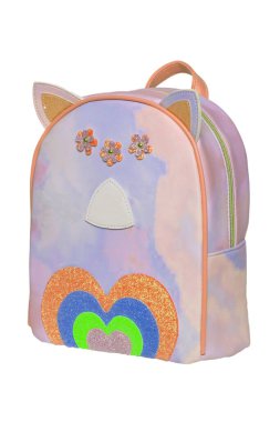 Beyaz arka planda izole edilmiş parlak, pembe, rahat bir okul çantasının yakın çekimi. Okula dönüş kavramı. Mesaj için yer. Makro.