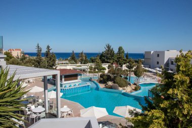 RODES, Yunanistan - 02 Haziran 2021. Mayıs ayı sonuna kadar Corona 'daki tecritten sonra, havuz manzaralı en üst sahil beldelerindeki tatil beldeleri ilk tatil misafirlerini bekliyor..