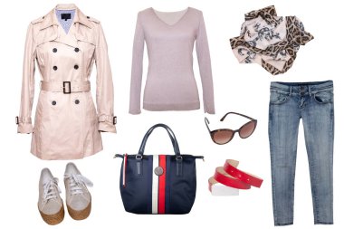 Kolaj kadın kıyafetleri. Şık ve modaya uygun bir kadın ceketi, bluz ya da gömlek, beyaz ayakkabılar, el çantası, kot pantolon ve beyaz arka planda izole edilmiş diğer aksesuarlar. Son moda eğilimleri.