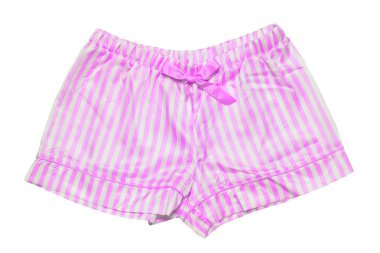 Gecelik izole edildi. Beyaz arka planda izole edilmiş kurdele yayı olan pembe çizgili kadın pamuklu seksi gecelik şortları. Modaya uygun gece elbiseleri ya da gecelikler..