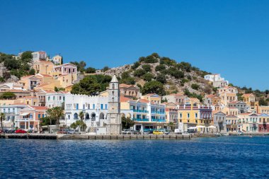 SYMI, Yunanistan - Haziran 03, 2021. Chorio ve Gialos ilçeleri ile Symi kasabası tüm Ege 'nin en güzel ve romantik limanlarından biridir. Dik yamaçlara uzanan renkli malikaneler.