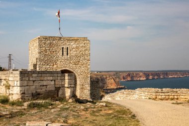 Cape Caliacra, Bulgaristan - SEP 14, 2021. MÖ 4. yüzyılda pelerin, kale duvarlarını inşa eden Trakyalı bir kabile tarafından ele geçirilmişti. Kale duvarı ve kapı bugünlerde onarıldı..