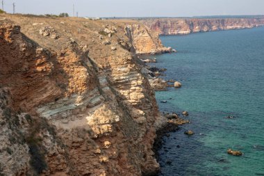 Cape Caliacra, Bulgaristan - SEP 14, 2021. Cape Kaliakra - eşsiz bir mimari ve doğal vaha, 2 kilometre derinlikte kayalık bir çıkıntıyı temsil eder. Dik kayalıklar denizden 50 ila 60 metre arasında yükselir..