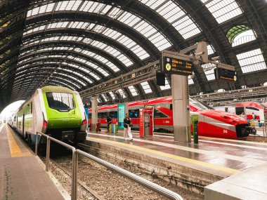 Milan, İtalya, Lombardiya, 4 Mayıs 2025. Milano Merkez İstasyonu 'nun (Stazione Centrale) iç manzarasında birçok yolcu ve hızlı trenler görülecek..