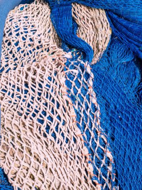 Akdeniz 'de kullanılmayı bekleyen farklı balık ağları ve balık ağları ve renkleri yığınını kapatın..