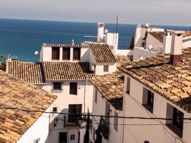 Altea, İspanya, Costa Blanca, 4 Ekim 2025. Eski Altea kasabası bir tepenin üzerinde yer almaktadır. Beyaz evler ve parlak mavi kilise kubbeleri turistik yerler..