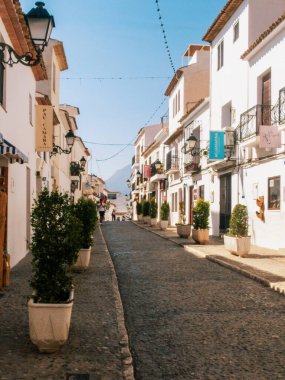Altea, İspanya, Costa Blanca, 4 Ekim 2025. Eski Altea kasabası bir tepenin üzerinde yer almaktadır. Beyaz evler ve parlak mavi kilise kubbeleri turistik yerler..